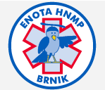 Logotip Enote HNMP Brnik z rdeče-modrim medicinskim križem in modrim ptičem s helikopterskim rotorjem na glavi; v krogu napis »Enota HNMP Brnik«.