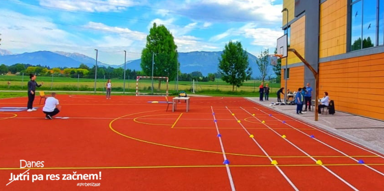 Fotografija zunanjega športnega igrišča z vadbenimi postajami in napisom »Danes. Jutri pa res začnem! #skrbetizase«.