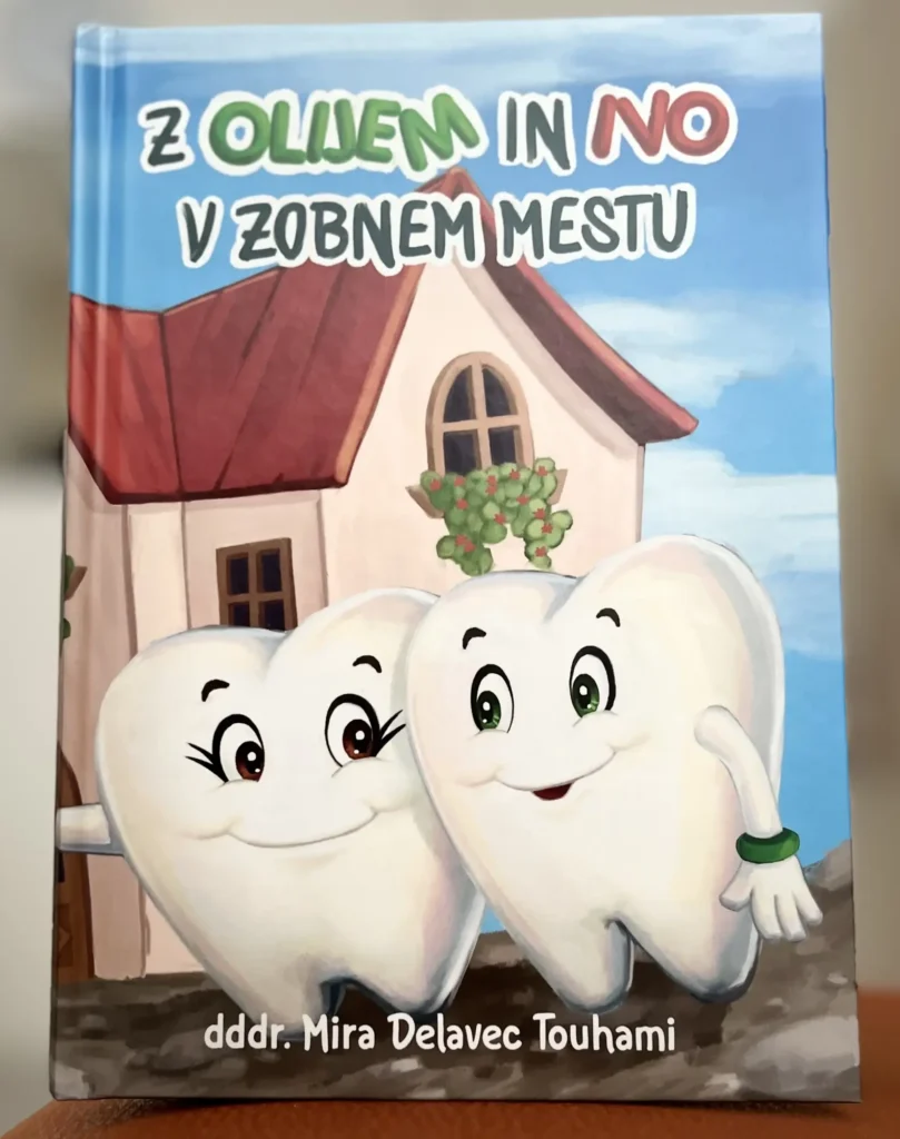 Na sliki je naslovnica otroške knjige "Z Oljem in No v zobnem mestu" avtorice dddr. Mire Delavec Touhami, s prikupnima narisanima zobkoma pred hiško.